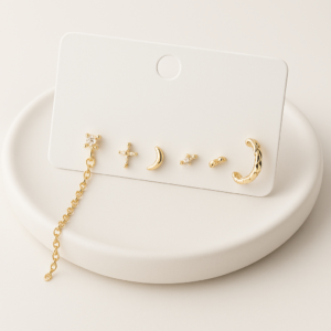 Set delicado de aretes dorados con diseños inspirados en elementos celestiales