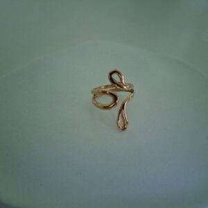 Anillo dorado de diseño abstracto y moderno, perfecto para un estilo elegante y minimalista.