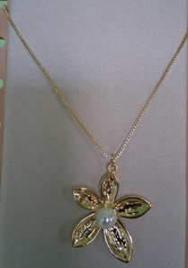 Collar Dorado con Flor y Perla Central