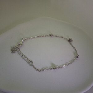 Pulsera Plateada Minimalista con Detalles de Esferas