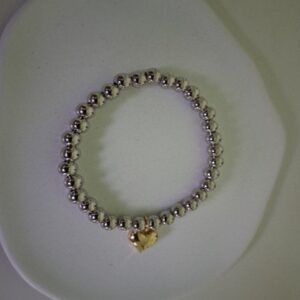 Pulsera de Bolas Plateadas con Charm de Corazón Dorado