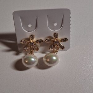 Aretes Dorados Flor con Perla – Hipoalergénicos
