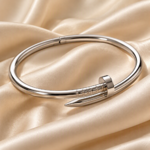 Pulsera plateada estilo clavo