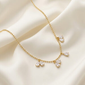 Collar dorado con cristales colgantes