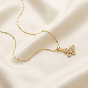 Collar dorado de mariposa con piedras
