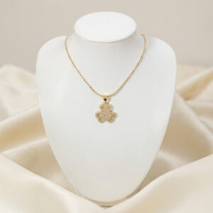 Collar de trébol dorado