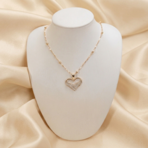 Collar dorado delicado de corazón