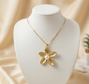 Collar dorado de flor