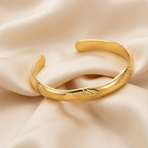 Pulsera dorada minimalista abierta