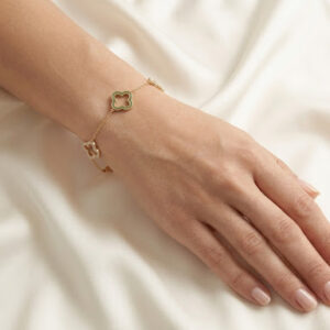 Pulsera dorada de trébol
