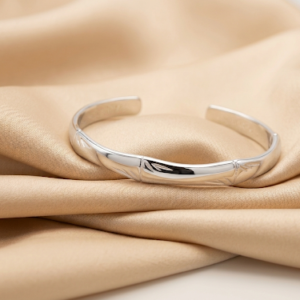 Pulsera plateada minimalista abierta