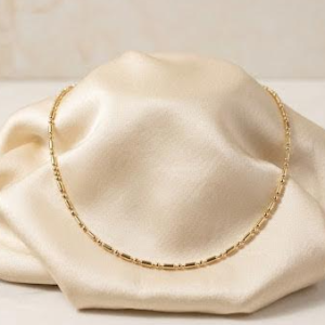 Collar dorado de esferas